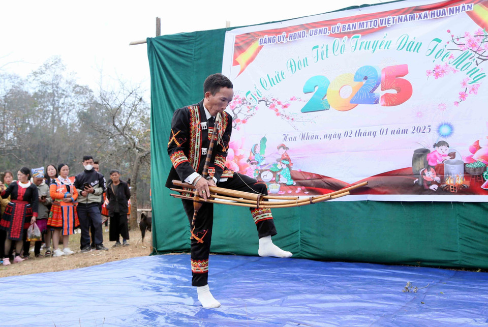 La danse du khen (instrument de musique emblématique de cette ethnie) est un rituel ancestral qui se transmet de génération en génération. Elle accompagne les moments importants de la vie des Mong, tels que les mariages, les fêtes religieuses et bien sûr, le Nouvel An. Photo: VNA