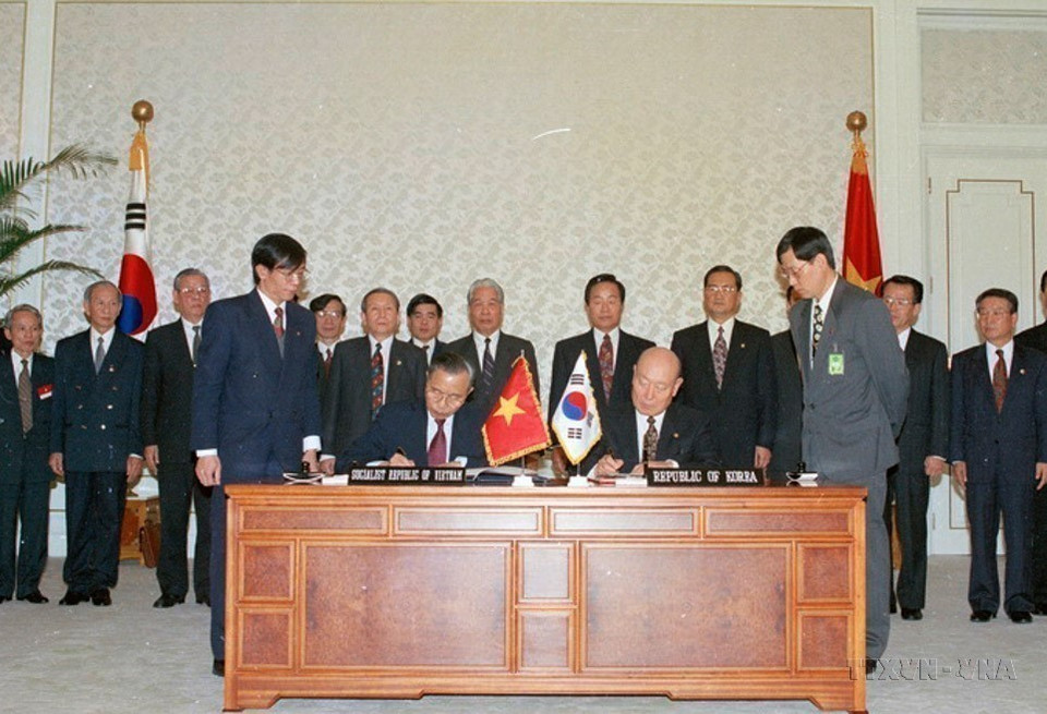 Le ministre des Affaires étrangères Nguyên Manh Câm et son homologue sud-coréen Gong Ro-myeong signent un accord prévoyant l'octroi de prêts d'APD par la République de Corée au Vietnam, le 12 avril 1995 à Séoul. Photo : VNA