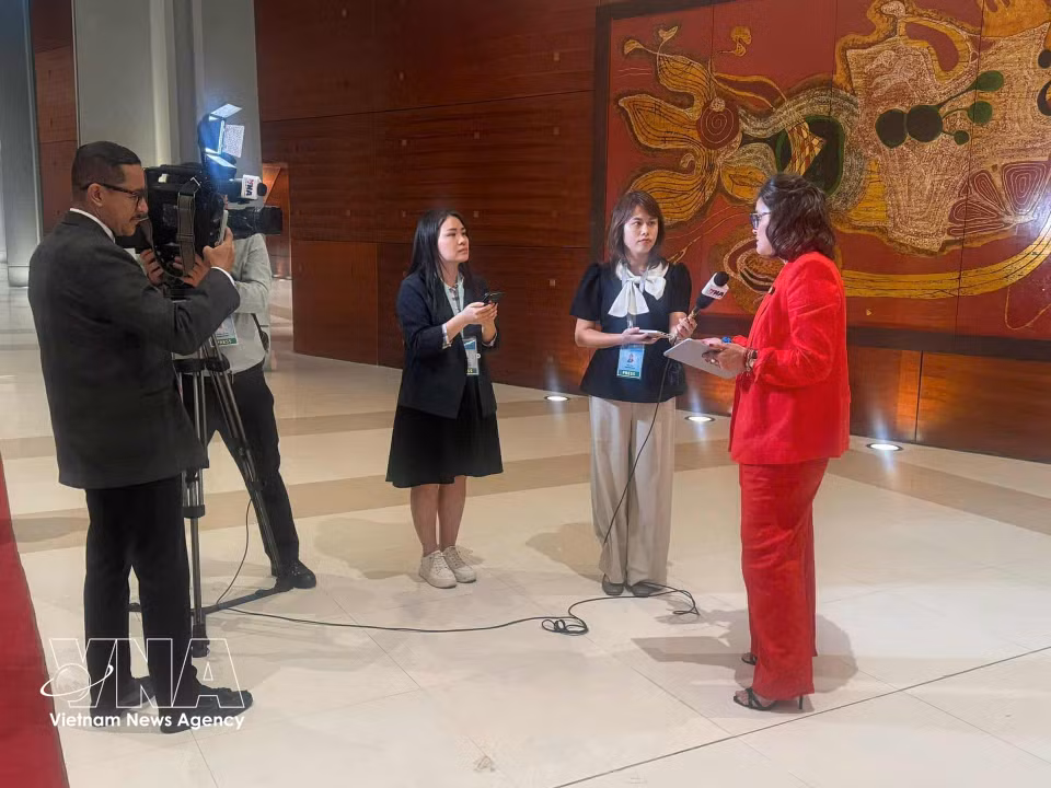 Un reporter de la VNA lors de la cérémonie d'ouverture à la signature de la Convention de Hanoi sur la lutte contre la cybercriminalité, en octobre 2025. Photo : VNA