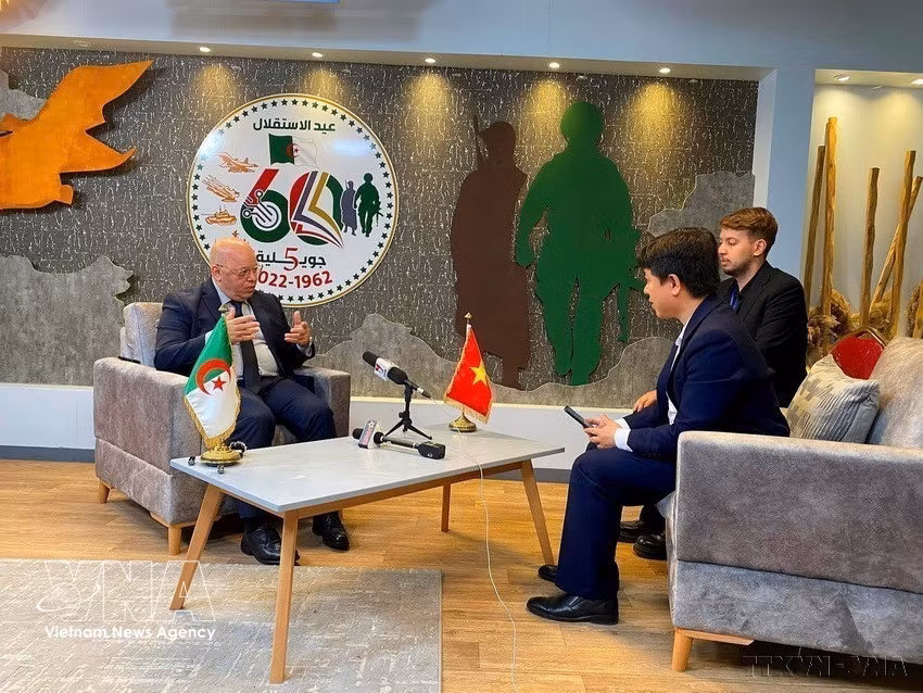 Un reporter du journal électronique VietnamPlus interviewe Laid Rebiga, ministre algérien des Moudjahidine et des Ayants droit, à l'occasion du 70e anniversaire de la victoire de Dien Bien Phu. Photo : VNA