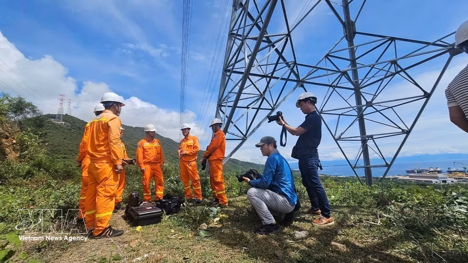 Un photographe de la VNA réalise un reportage photo sur le projet de ligne à haute tension de 500 kV (circuit 3), qui vise à garantir un approvisionnement électrique continu à travers le pays. Photo : VNA