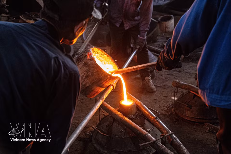 Ce processus nécessite la coordination de nombreuses personnes et une grande expertise technique. Photo: VNA