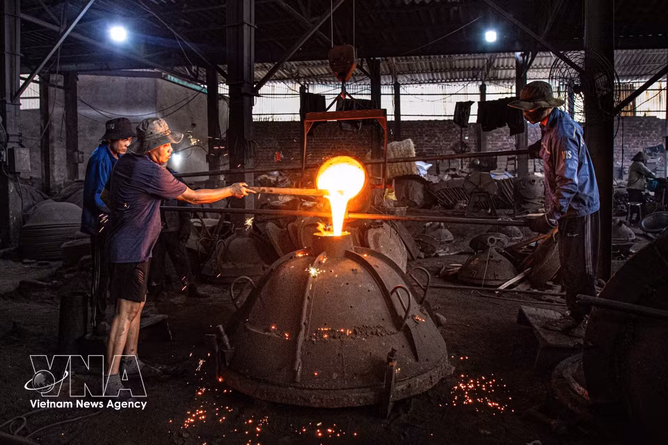 Le fonte en fusion est versé dans des moules. Photo : VNA