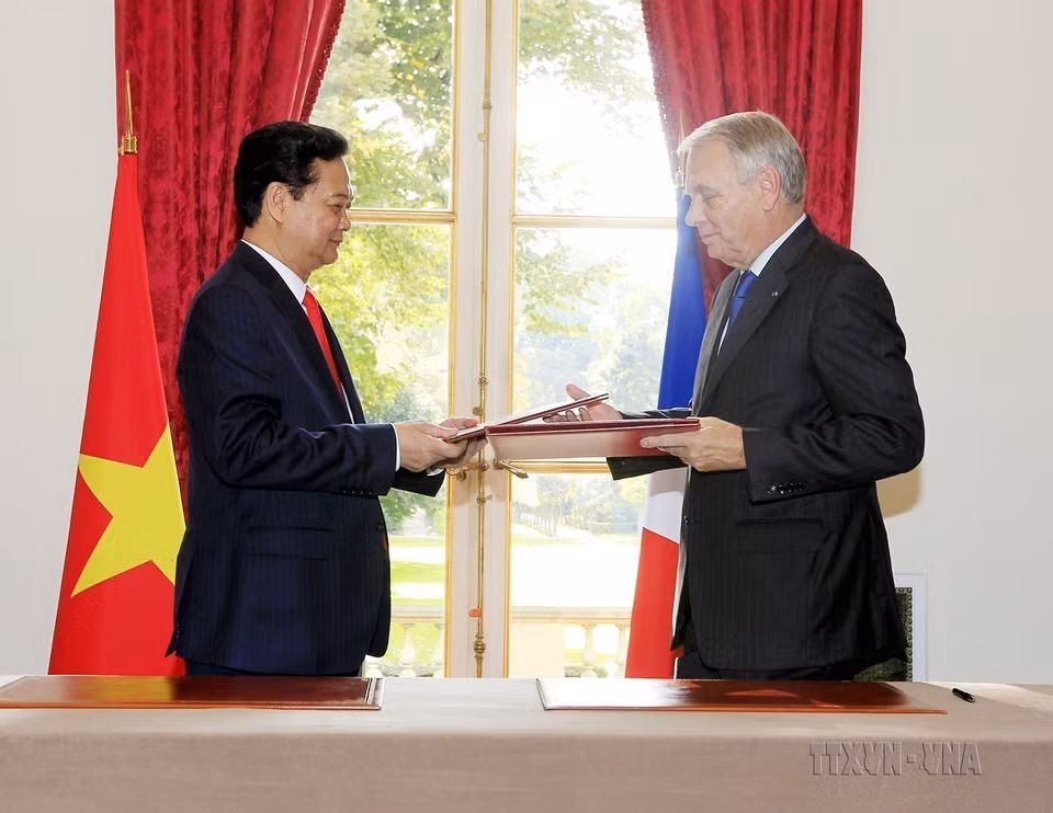 Lors de sa visite officielle en France, en septembre 2013, le Premier ministre Nguyên Tân Dung et son homologue français Jean-Marc Ayrault signent une Déclaration commune sur le Partenariat stratégique Vietnam-France. Photo : VNA