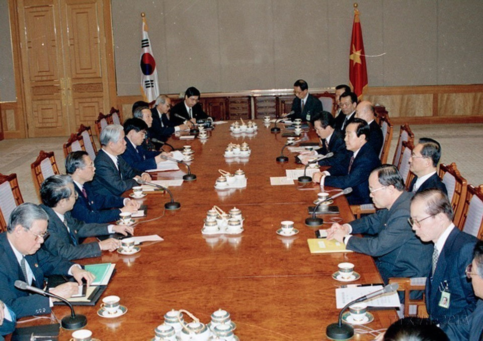Le secrétaire général du PCV, Dô Muoi s'entretient avec le président sud-coréen Kim Young-sam lors de sa visite officielle en République de Corée, du 11 au 17 avril 1995. Photo : VNA