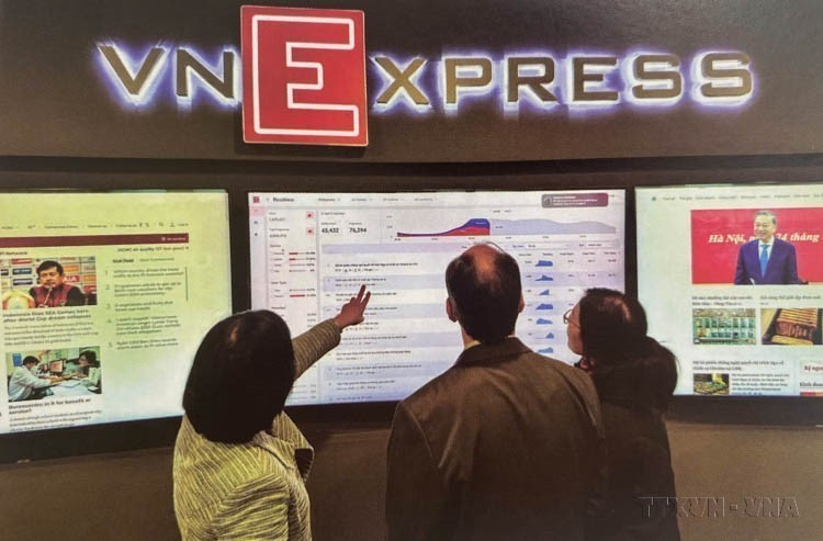 Un système de mise à jour des indicateurs d'articles en temps réel au siège du journal électronique VNExpress. Photo : VNA