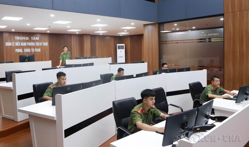 Officiers et soldats du Centre de gestion et de contrôle des moyens techniques de lutte contre la criminalité, qui sont tous des ingénieurs en informatique hautement qualifiés. Photo: VNA