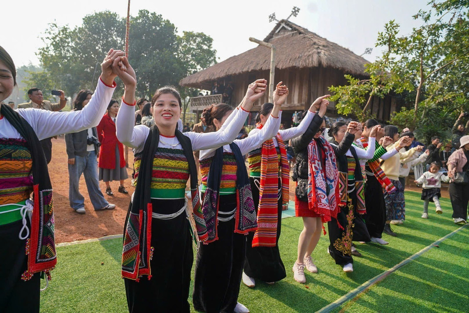 Les festivités sont aussi l'occasion de s'adonner à des jeux traditionnels tels que le "ném còn", où l'on lance des balles d'étoffe, le tir à la corde et la danse entre des tiges de bambou, le "nhay sap". Photo: VNA