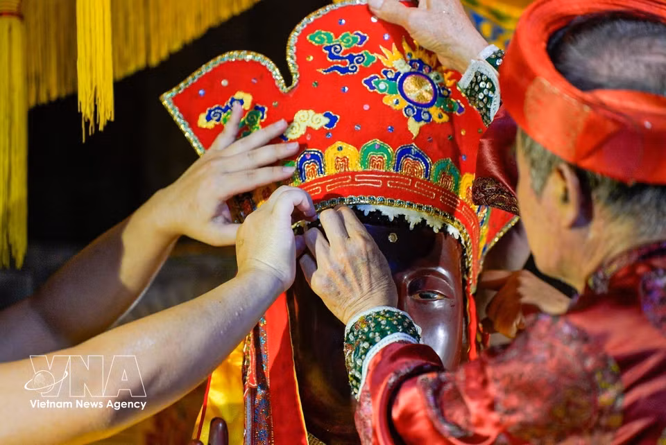 Cérémonie de "l’habillage du Bouddha", l’un des rites ancestraux rares et emblématiques encore conservés dans le cadre de la fête du village de Keo. Photo: VNA