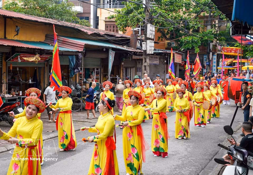 L'atmosphère animée de la fête du village de Keo se répand dans toutes les rues. Photo: VNA