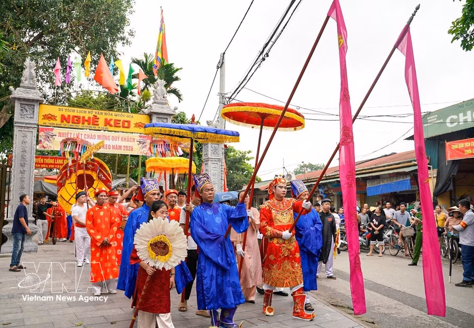 La fête du village de Keo n'est pas seulement une pratique religieuse, c'est aussi l'occasion de renforcer les liens communautaires et de préserver le patrimoine culturel folklorique. Photo: VNA