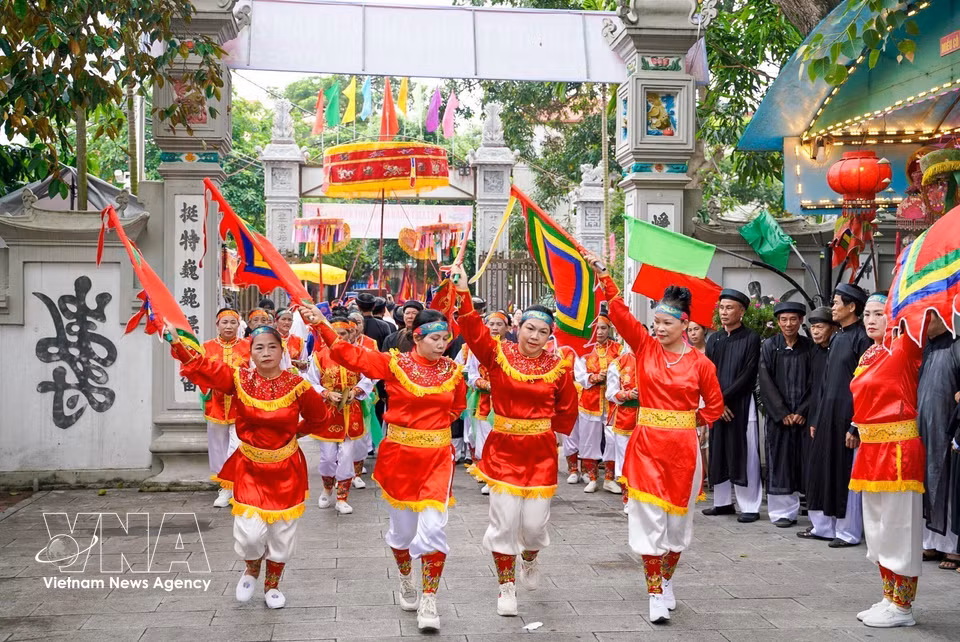 L'espace de la fête du village Keo est resplendissant des couleurs vives des drapeaux festifs et des costumes traditionnels. Photo: VNA