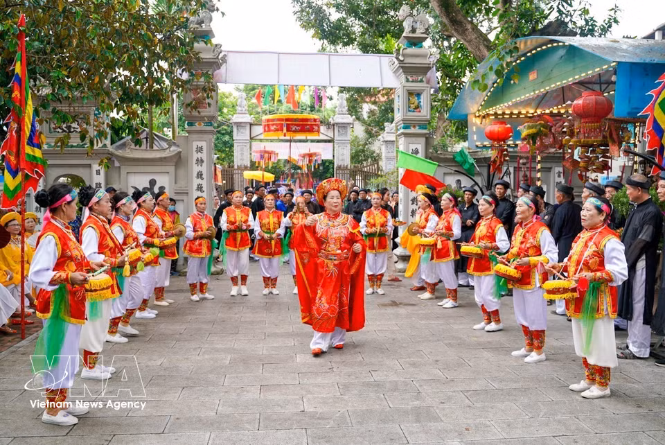 La fête du village Keo permet aux habitants de se réunir, de renforcer leur solidarité et de faire vivre un riche patrimoine folklorique profondément enraciné dans la mémoire collective. Photo: VNA