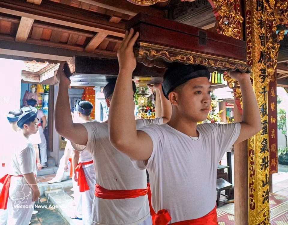 Les porteurs de palanquin se préparent pour le rituel de la procession. Photo: VNA