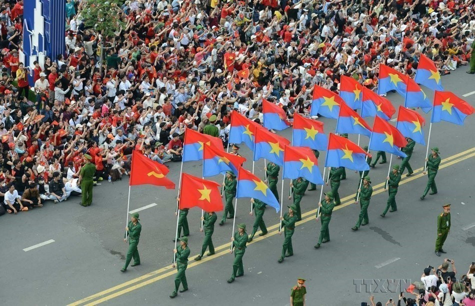 Un contingent d'officiers représentant les cinq unités militaires défile dans des rues d'Hô Chi Minh-Ville lors de la cérémonie nationale de commémoration du 50e anniversaire de la Libération du Sud et de la Réunification du pays (30 avril 1975 – 2025). Photo: VNA