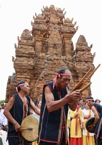 La fusion des sons de la flûte Saranai de l'ethnie Cham et de la flûte calebasse de l'ethnie Raglai illustre de manière éloquente la fraternité et la cohésion entre les différentes ethnies du Vietnam. Photo: VNA