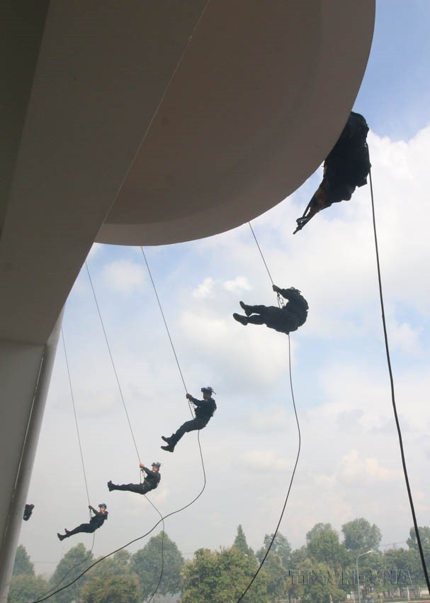 Exercice de sauvetage d'otages lors d'une simulation d'intrusion depuis le toit d'un immeuble de grande hauteur, organisé en 2019 dans la province de Hâu Giang. Photo: VNA