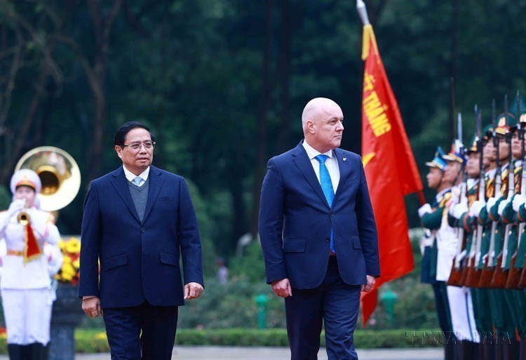 Le Premier ministre Pham Minh Chinh préside la cérémonie d'accueil en l’honneur du Premier ministre néo-zélandais Christopher Luxon, en visite officielle au Vietnam et pour participer au deuxième Forum sur l'avenir de l'ASEAN, du 25 au 28 février 2025. Photo: VNA
