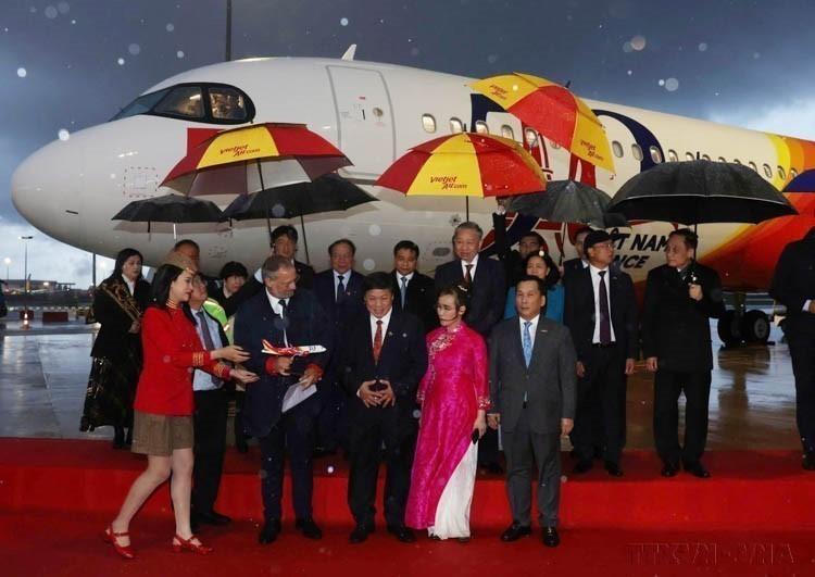 Le 7 octobre 2024, à l'aéroport d'Orly dans la capitale française Paris, le secrétaire général du Parti et président vietnamien Tô Lâm assiste à la cérémonie de remise d'un nouvel avion Airbus à Vietjet, arborant une image commémorant les 50 ans des relations diplomatiques Vietnam-France. Photo : VNA
