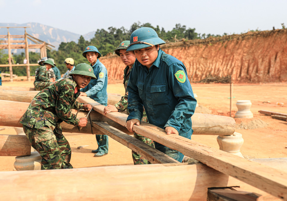Les soldats et les forces de la milice aident les habitants à construire des maisons sur pilotis dans le village de Muong Pôn 2. Photo: VNA