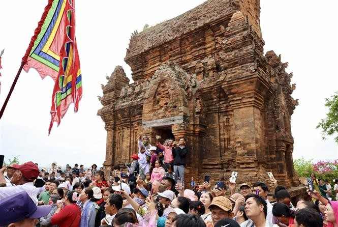 La ferveur du peuple Cham pendant la fête annuelle de Katê. Un événement majeur qui témoigne de la vitalité et de la résilience de leur culture unique. Photo: VNA