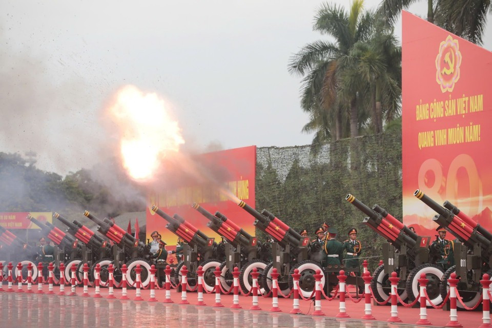 Salve de 21 coups de canon au stade national My Dinh. Photo : VNA