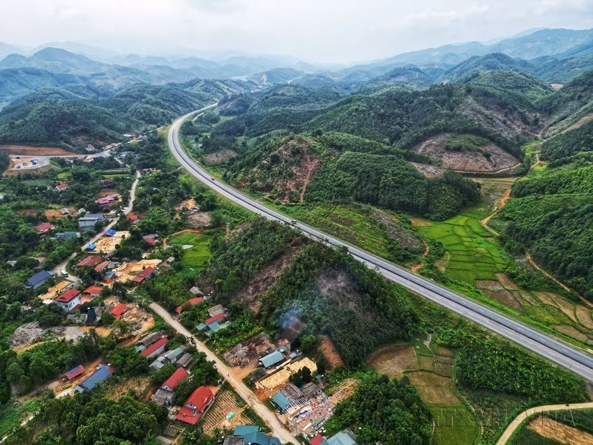 L'autoroute Nôi Bài - Lào Cai, inaugurée le 21 septembre 2014, est un axe de transport essentiel contribuant activement au développement socioéconomique de la région Nord-Ouest. Photo: VNA