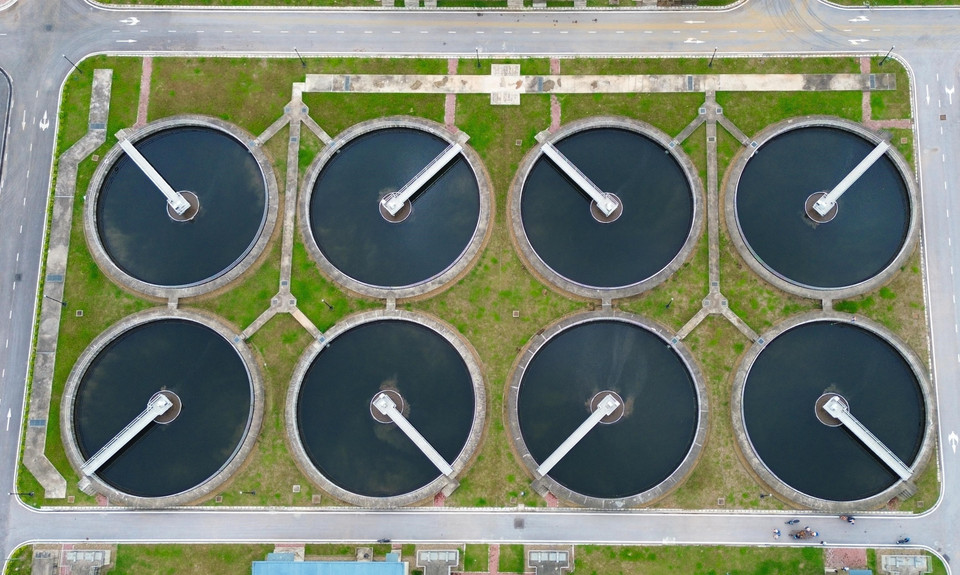 Avec un investissement de 16 000 milliards de dongs (environ 61,5 millions de dollars), cette station contribuera de manière significative à améliorer la qualité de l'eau de Hanoï et à assainir ses rivières. Sur le photo : le système de décantation des boues. Photo: VNA
