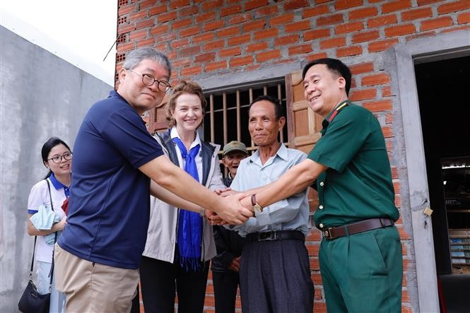 La représentante résidente du Programme des Nations Unies pour le développement (PNUD) au Vietnam, Caitlin Wiesen, et sa délégation ont visité les habitants d’une zone déminée dans la commune de Cat Nhon, district de Phu Cat, province de Binh Dinh, le 20 octobre 2020. Photo: VNA