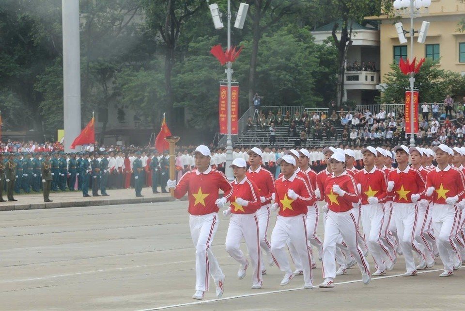 Relais traditionnel de la flamme sur la place Ba Dinh. Photo : VNA
