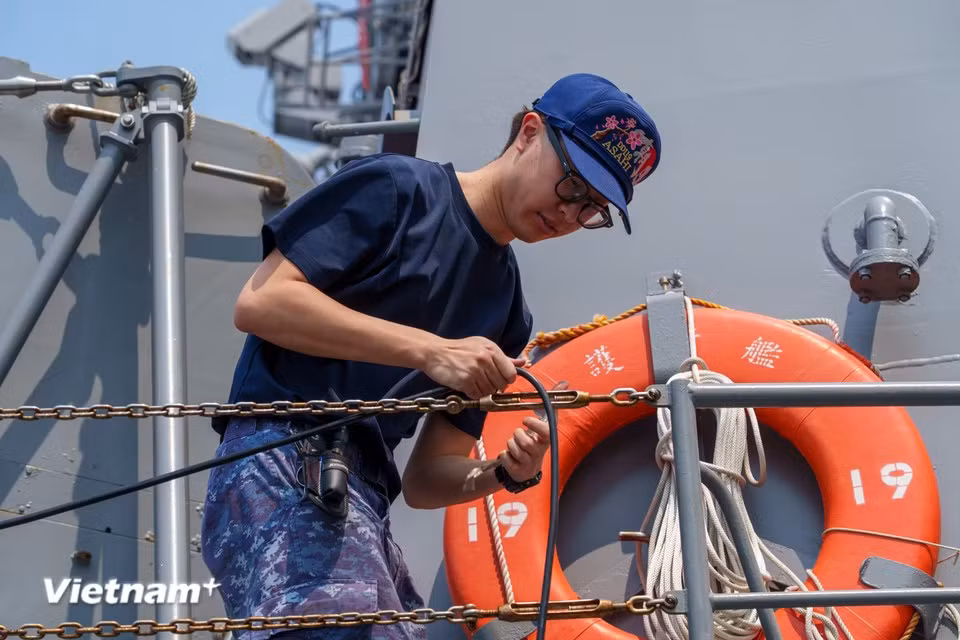 Un marin fixe un câble sur le pont. Durant leur séjour, les marins participeront à des échanges sportifs et à des visites culturelles à Da Nang. Photo : VietnamPlus