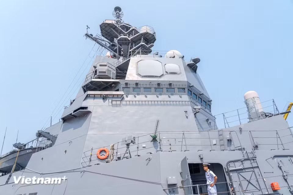 Le bloc radar et les systèmes d’antennes de détection installés sur la superstructure du navire. Photo : VietnamPlus