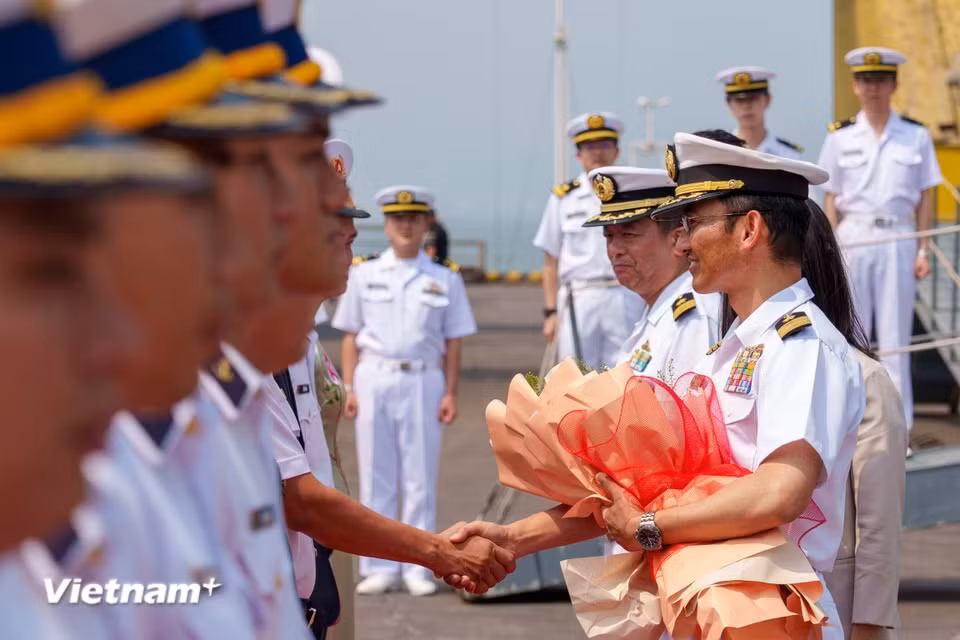 Des représentants des autorités vietnamiennes remettent des fleurs de bienvenue au colonel Jio Takemasa, commandant du 2e escadron de destroyers et chef de la délégation japonaise. Photo : VietnamPlus