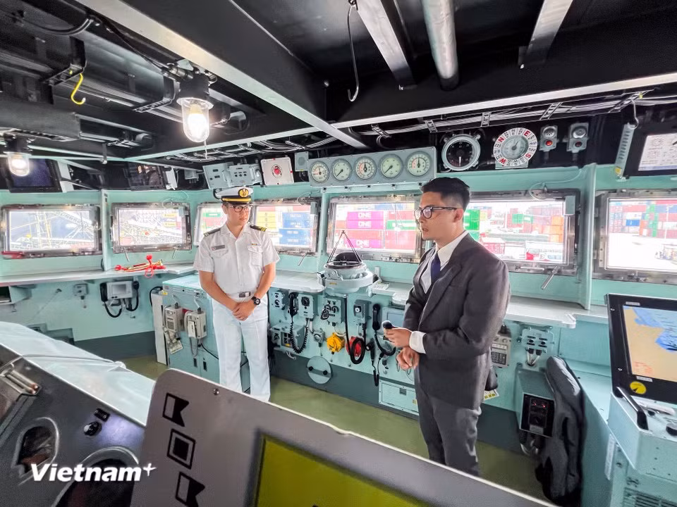 Un officier japonais présente à un visiteur les équipements de commande installés dans la passerelle. Photo : VietnamPlus