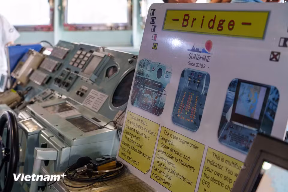 La passerelle de navigation du destroyer Asahi, équipée notamment d’un système de commande de la barre et d’un écran de navigation électronique relié au GPS. Photo : VietnamPlus