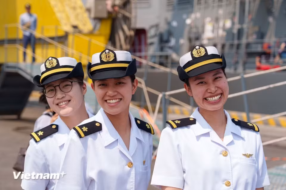 Des sourires radieux parmi les marins japonais en visite à Da Nang. Photo : VietnamPlus