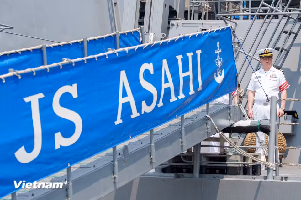La coupée d’accès du destroyer Asahi, ornée de l’inscription « JS ASAHI » et du symbole d’une ancre. Un marin monte la garde à l’entrée. Photo : VietnamPlus