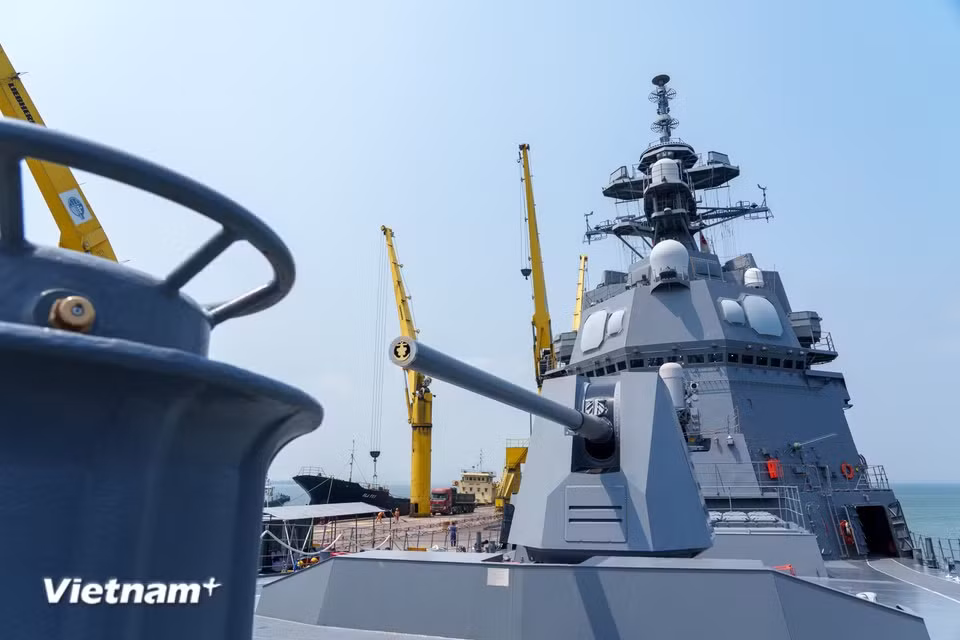 Le canon naval installé à l’avant du destroyer Asahi. Photo : VietnamPlus