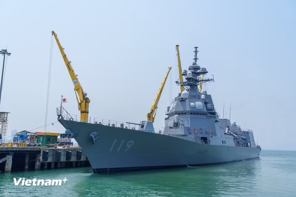 Le matin du 2 avril, le destroyer Asahi (numéro 119) des Forces maritimes d’autodéfense du Japon (JMSDF) a accosté au port de Tien Sa, dans la ville de Da Nang. Photo : VietnamPlus