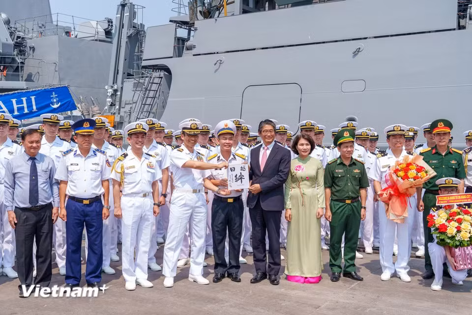 Les représentants du Service des affaires extérieures de Da Nang, du commandement de la Région navale 3 , des gardes-frontières et d’autres organismes concernés posent pour une photo souvenir avec la délégation japonaise. Photo : VietnamPlus
