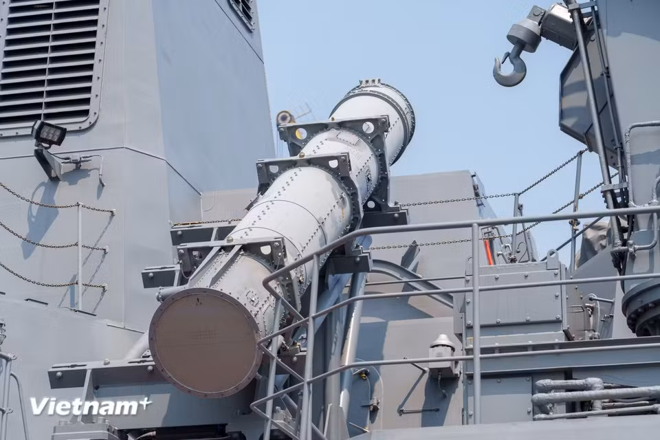 Les lance-missiles installés sur le pont du destroyer Asahi. Photo : VietnamPlus