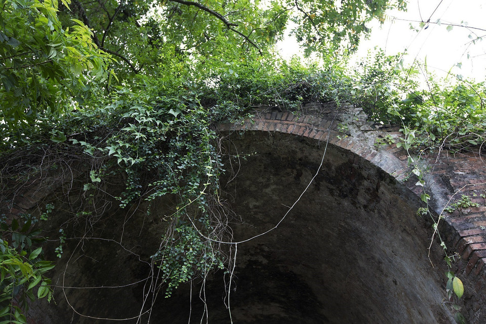 Détail de la porte, bâtie en briques disposées en forme de voûte. Photo : VNA