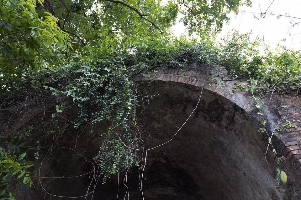 Détail de la porte, bâtie en briques disposées en forme de voûte. Photo : VNA