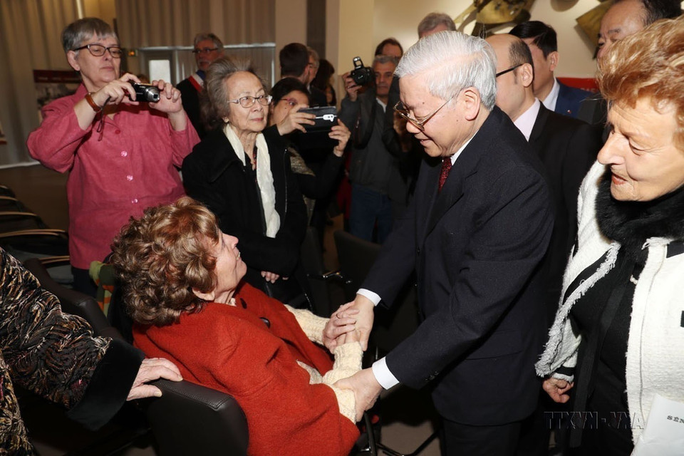 En mars 2018, lors de sa visite officielle en France, le secrétaire général du PCV, Nguyên Phu Trong rencontre Raymonde Dien à la Mairie de Choisy-le-Roi. Membre du Parti communiste français, celle-ci est un symbole de la lutte contre la guerre injuste menée par les colonialistes français au Vietnam. Photo : VNA