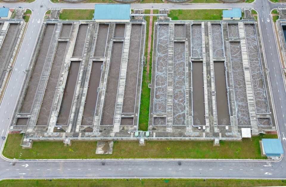 La station est équipée de 12 bassins de réaction, qui utilisent des micro-organismes pour décomposer les substances organiques des eaux usées. Ce processus repose sur la technologie AO. Photo: VNA
