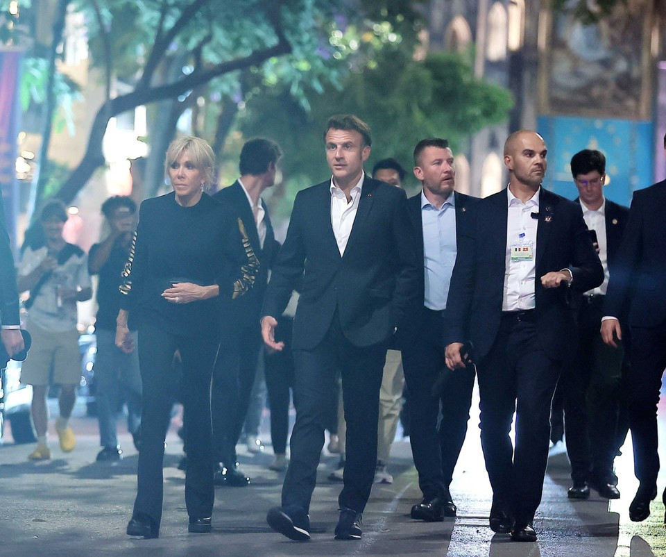Le président français, Emmanuel Macron, et son épouse se promènent dans le Vieux Quartier de Hanoï le soir du 26 mai. Photo: VNA