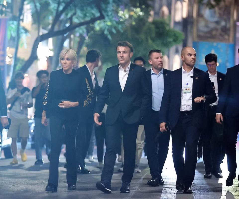 Le président français, Emmanuel Macron, et son épouse se promènent dans le Vieux Quartier de Hanoï le soir du 26 mai. Photo: VNA