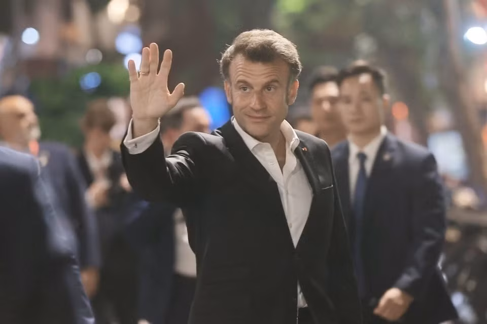 Le président français, Emmanuel Macron, salue les habitants locaux. Photo: VNA