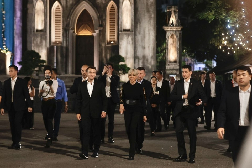 Le président français, Emmanuel Macron, et sa première dame devant le la Cathédrale Saint-Joseph à Hanoï. Photo: VNA