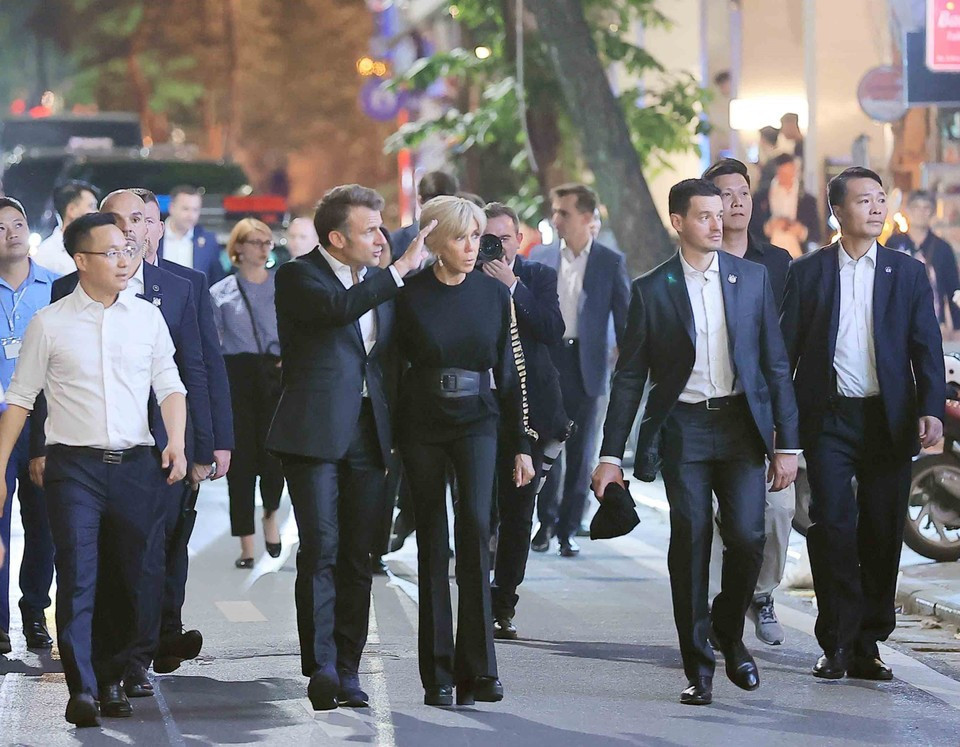 Le président français, Emmanuel Macron, et sa première dame se promènent dans le Vieux Quartier de Hanoï le soir du 26 mai. Photo: VNA